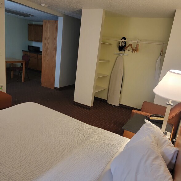 More Photos Of 3040 5th Ave S, Fort Dodge Hotel For Sale