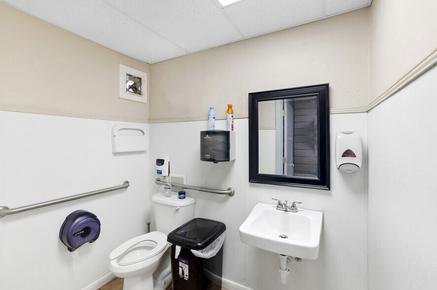 More Photos Of 8765 SW 40th St, Miami Auto Repair For Sale