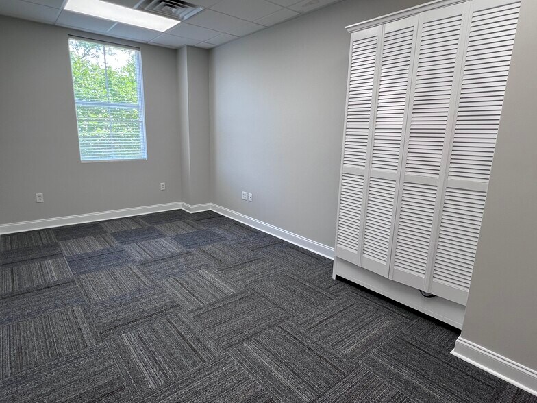 More Photos Of 234 Seven Farms Dr, Daniel Island Loft Creative Space For Lease