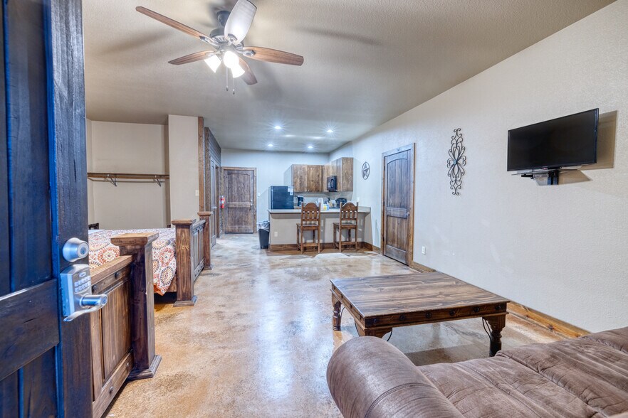 More Photos Of 16 Mountain Laurel Ln, Concan Hospitality For Sale