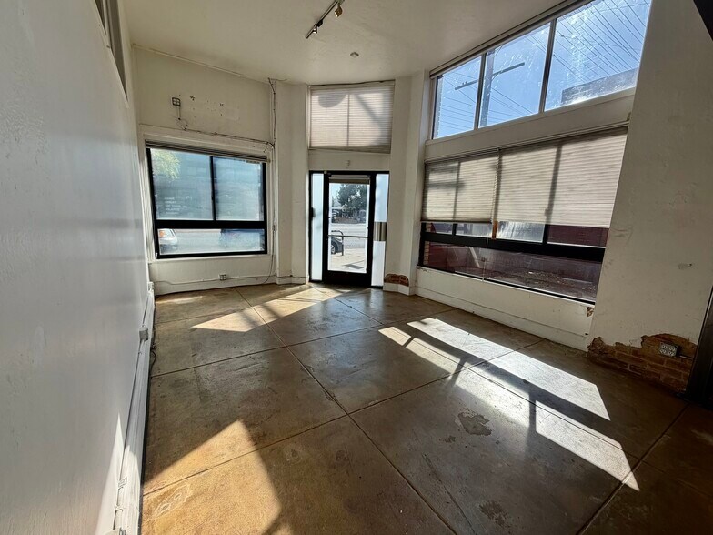 More Photos Of 1813-1827 Lincoln Blvd, Venice Storefront For Lease