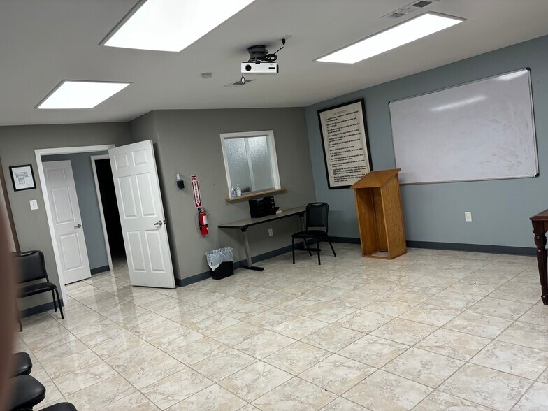 More Photos Of 722 Fairmont Pky, Pasadena Warehouse For Lease