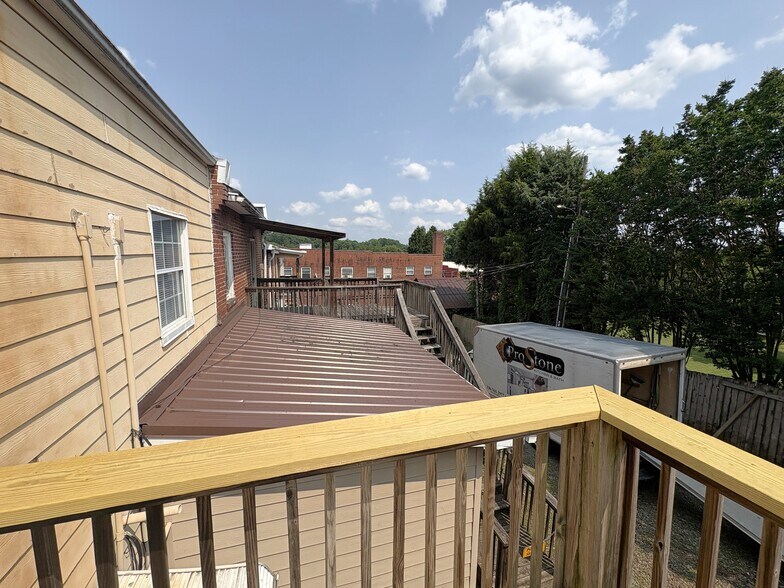 More Photos Of 207 W Main St, Mayodan Storefront Retail Residential For Sale