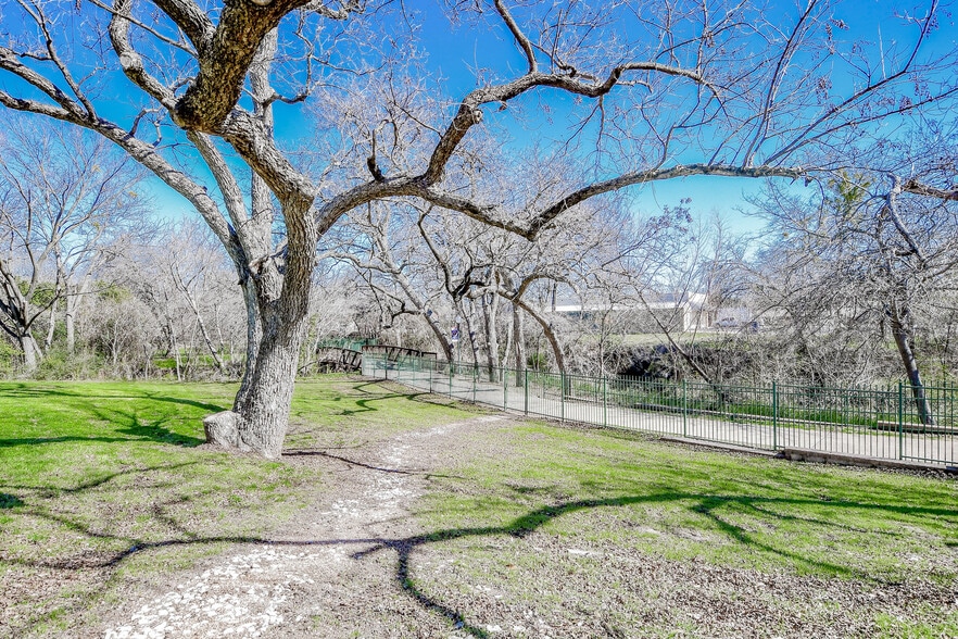 More Photos Of 512 N Travis St, Granbury Hospitality For Sale