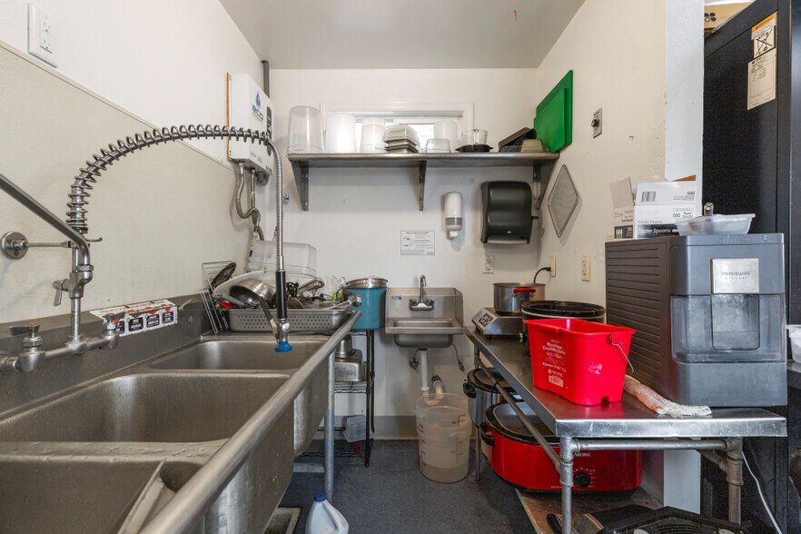 More Photos Of 1414 Oregon Ave, Klamath Falls Office For Sale