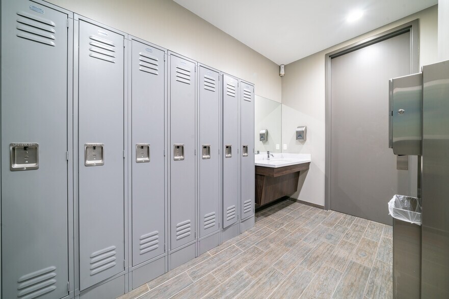 More Photos Of 425 Franklin Gateway SE, Marietta Unknown For Lease