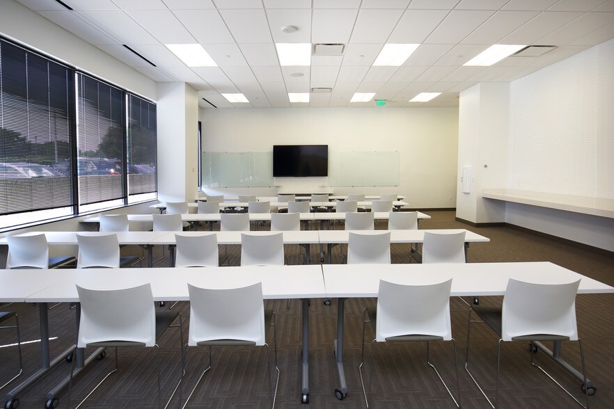 More Photos Of 1320 Greenway Dr, Irving Office For Lease