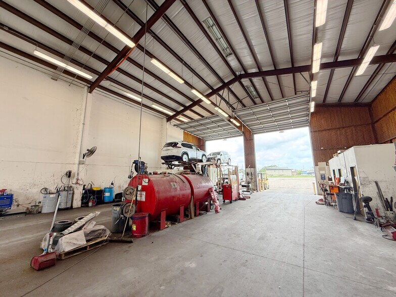 More Photos Of 2433 Humble Westfield Rd, Houston Warehouse For Lease