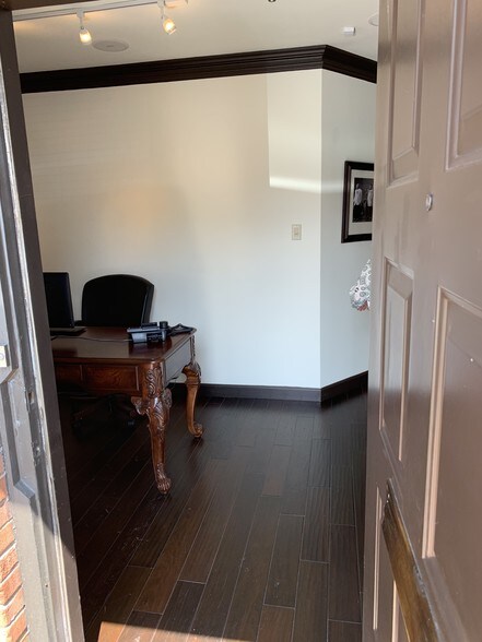 More Photos Of 4727-4729 Spottswood Ave, Memphis Office For Lease