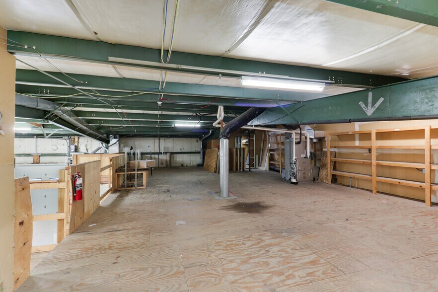 More Photos Of 106 Oak Creek Plz, Bloomington Warehouse For Lease