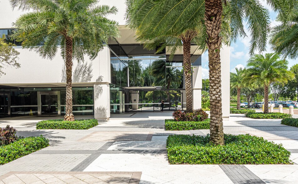 More Photos Of 3450 Lakeside Dr, Miramar Office For Lease