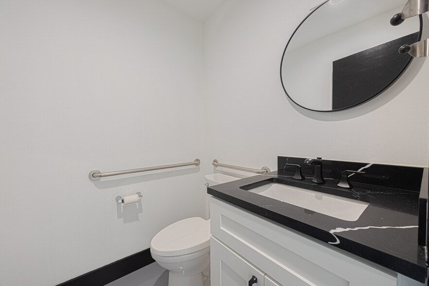 More Photos Of 705 Bond Way, Delray Beach Showroom For Sale