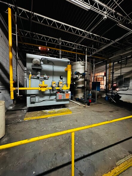 More Photos Of 426 W 4th St, London Warehouse For Sale