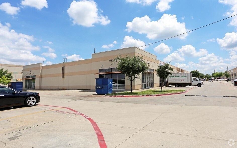 More Photos Of 11029 Harry Hines Blvd, Dallas Flex For Lease