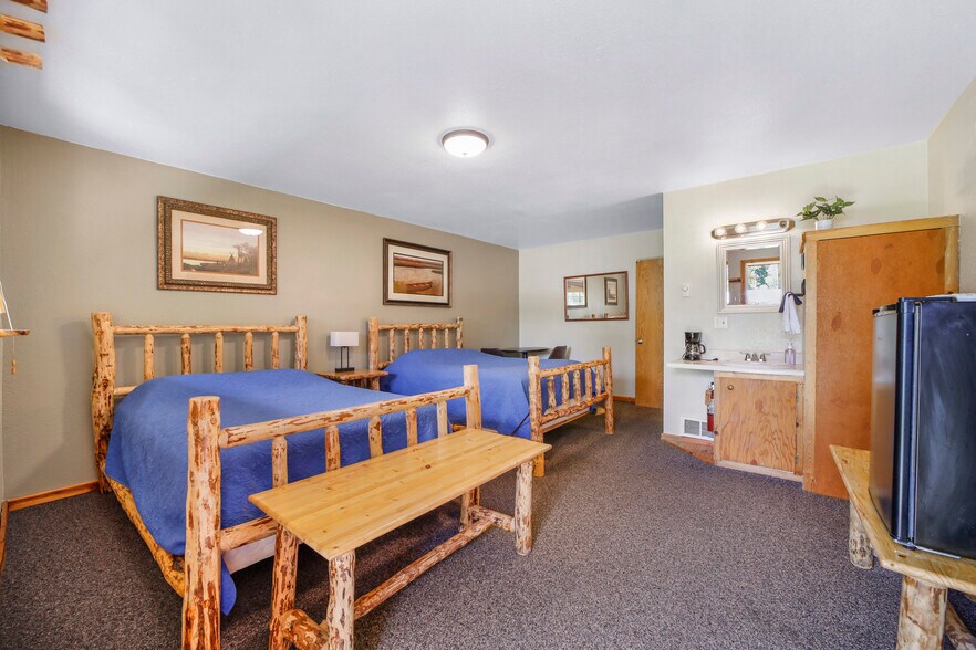 More Photos Of 418 W Spruce St, Mackay Hotel For Sale