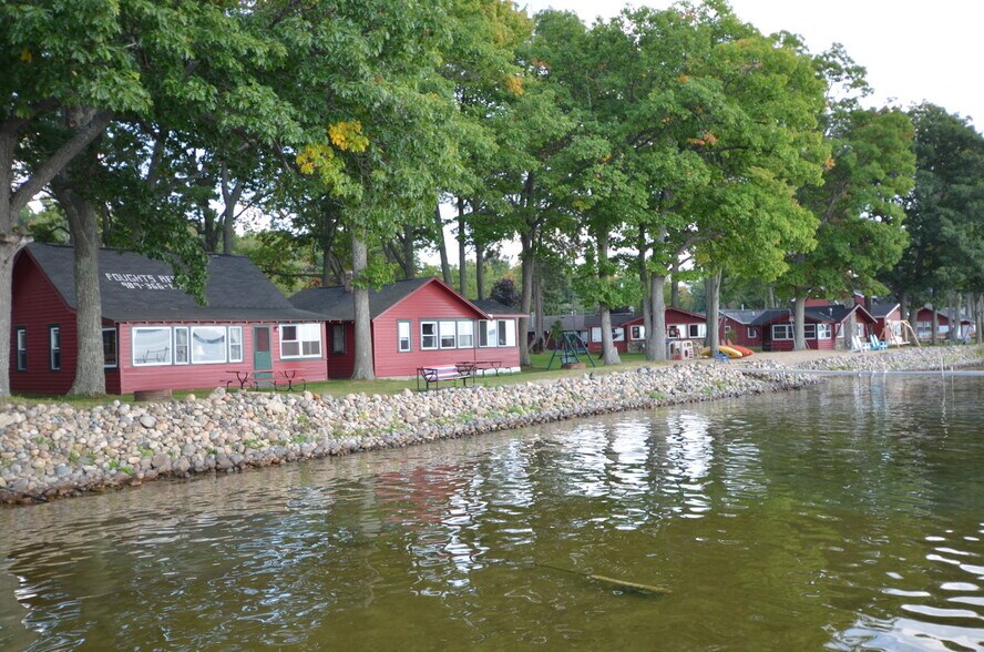 More Photos Of 127 Oneida Dr, Houghton Lake Hotel For Sale