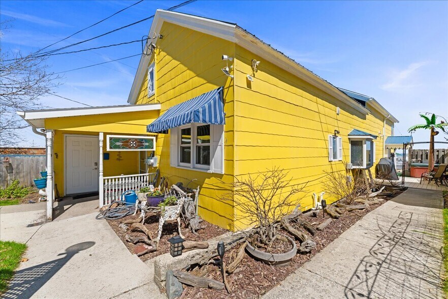 More Photos Of 517 Milwaukee St, Kewaunee General Retail For Sale