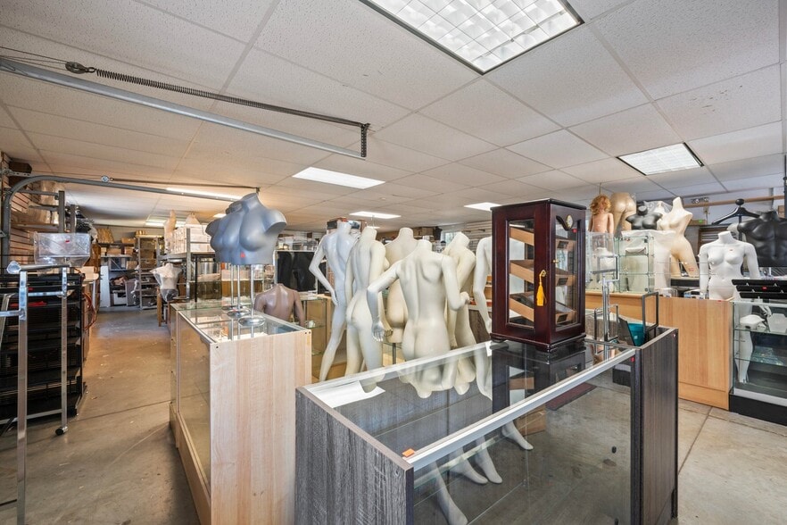 More Photos Of 1907 Sanford Rd, Wells General Retail For Sale