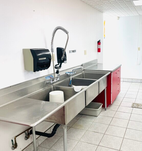 More Photos Of 2390 Highway 93, Hollister Service Station For Lease