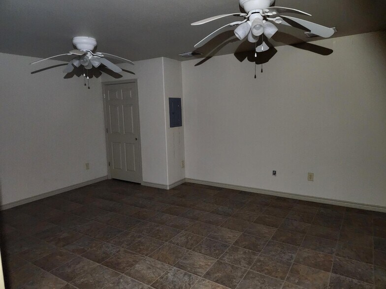 More Photos Of 2620 E Corral Ave, Kingsville Warehouse For Lease