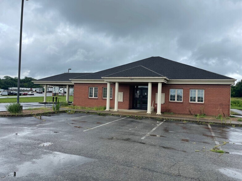 More Photos Of 184 Stone Container Dr, Clarksville Bank For Lease