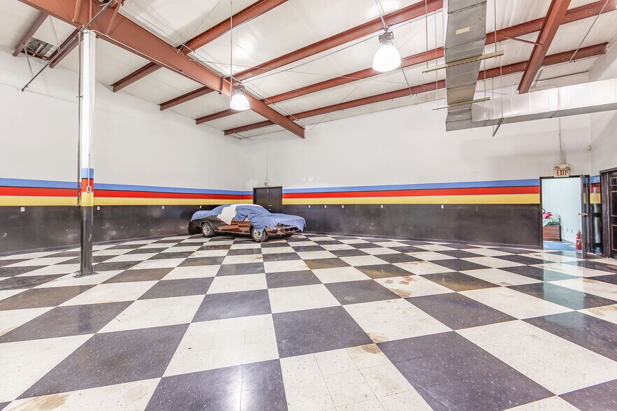 More Photos Of 39 N Madison Dr, Humboldt Showroom For Sale