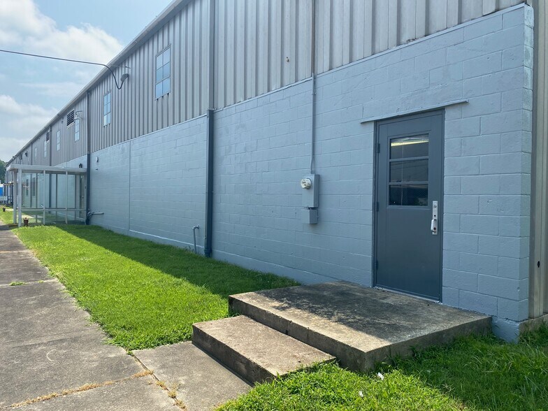 More Photos Of 140 Blue Bell Rd, Greensboro Industrial For Sale