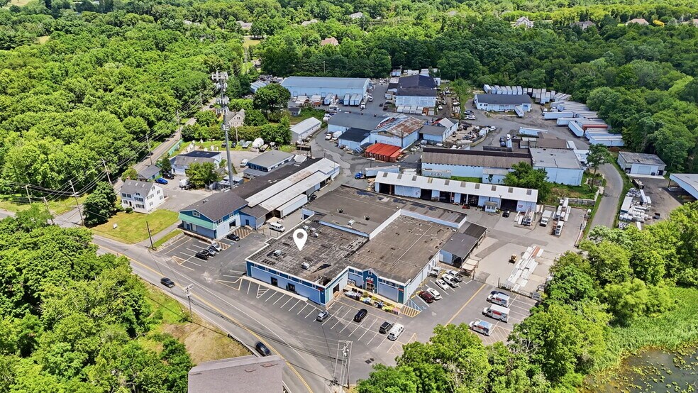 Primary Photo Of 17 Sweetmans Ln, Manalapan Township Freestanding For Lease