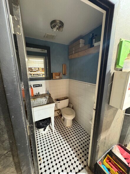 More Photos Of 18 Bay St, Brooklyn Light Manufacturing For Lease