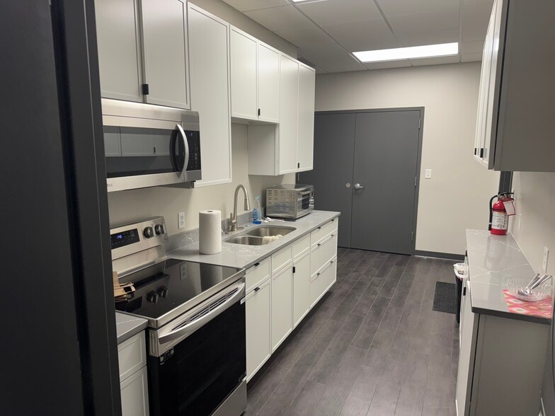 More Photos Of 5037 Cleveland St, Virginia Beach Flex For Lease