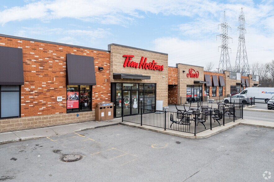 More Photos Of 3550-3570 Boul Pitfield, Montréal Storefront For Lease
