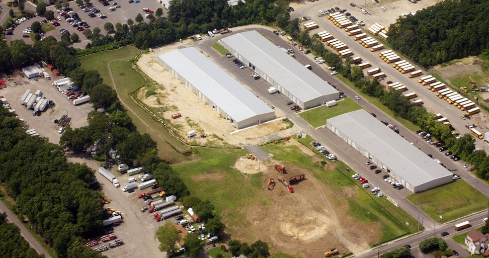 More Photos Of 644 Cross St, Lakewood Light Distribution For Lease