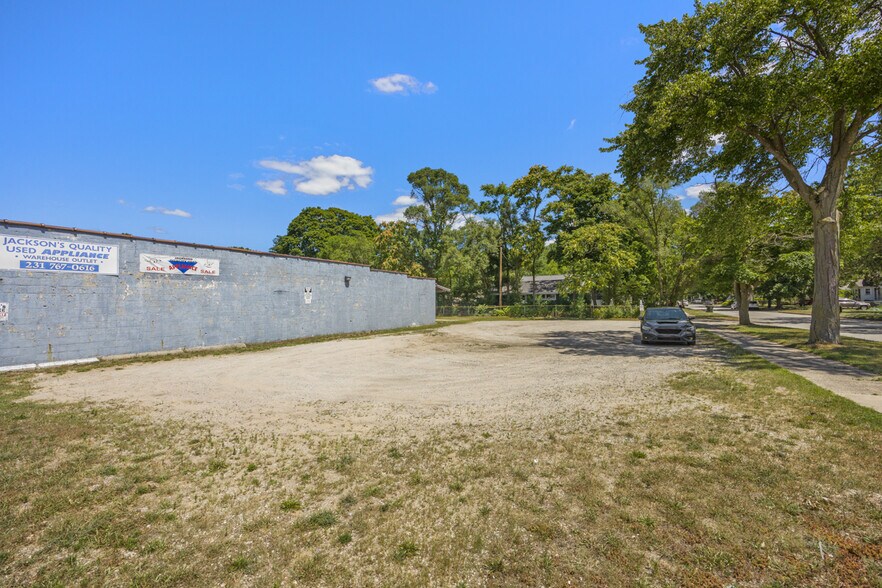 More Photos Of 1090 S Getty St, Muskegon Storefront For Sale