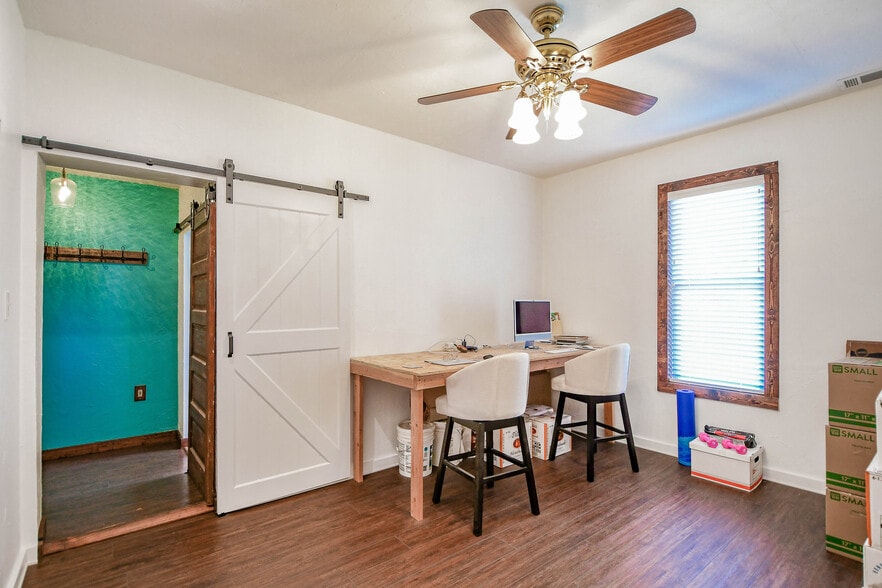 More Photos Of 512 N Travis St, Granbury Hospitality For Sale