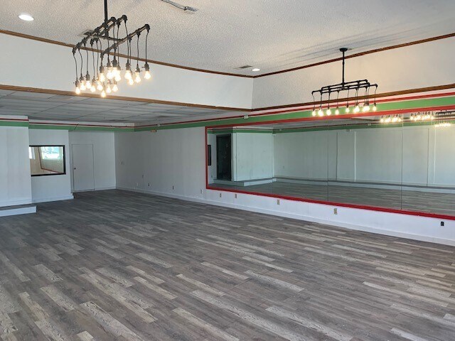 More Photos Of 2706 Samuell Blvd, Dallas Storefront For Lease