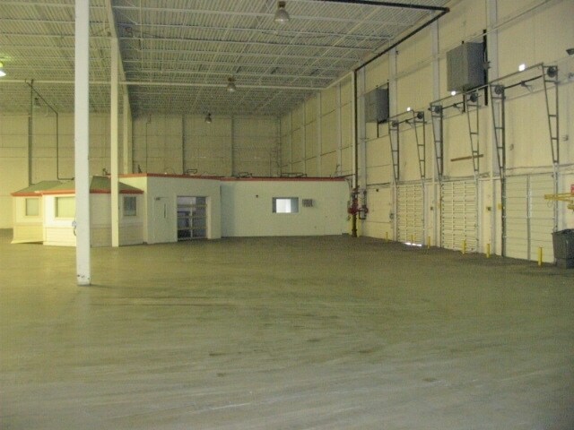 More Photos Of 80 Commerce Dr, Rochester Warehouse For Lease