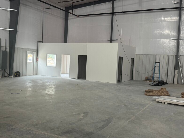 More Photos Of 967 Sweeney Dr, Hagerstown Light Manufacturing For Lease