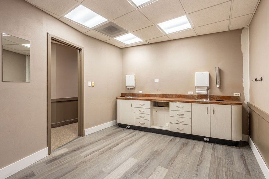 More Photos Of 47 W Dundee Rd, Wheeling Medical For Sale