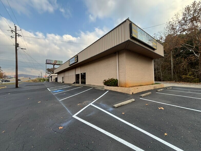 More Photos Of 1189 Joe Frank Harris Pky, Cartersville Showroom For Lease