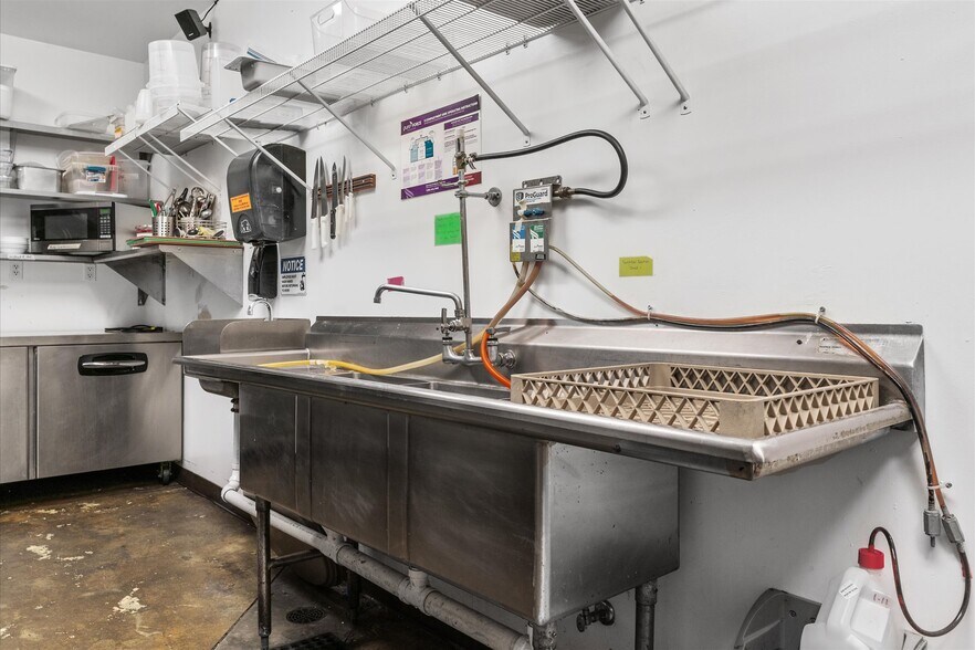 More Photos Of 451 S Thompson Ave, Excelsior Springs Bar For Sale