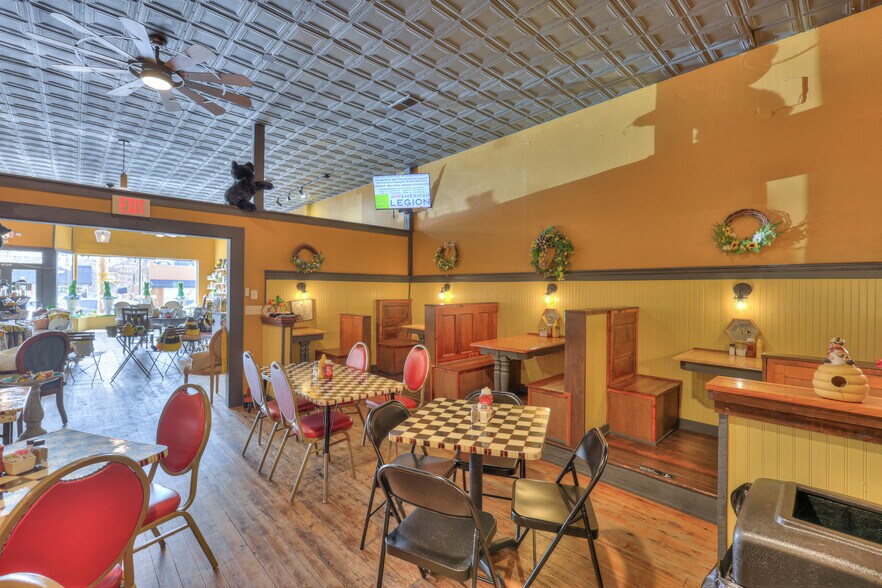 More Photos Of 108 W Walnut St, Smithville Restaurant For Sale
