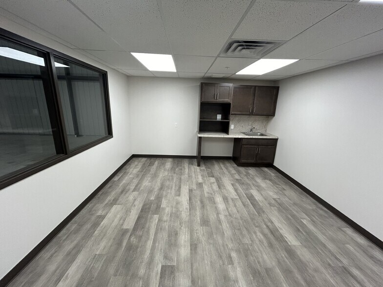 More Photos Of 4640 60th St, Kentwood Distribution For Lease