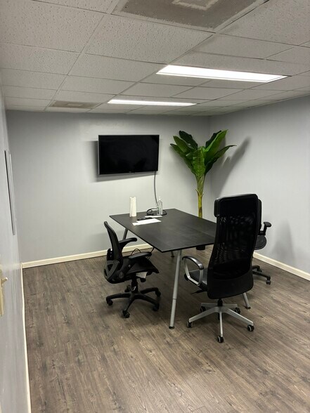 More Photos Of 5734 Heffernan St, Houston Warehouse For Lease