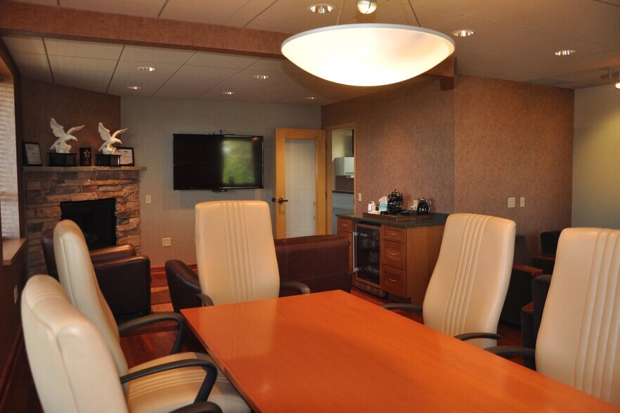 More Photos Of 669 N Medina St, Loretto Office For Sale