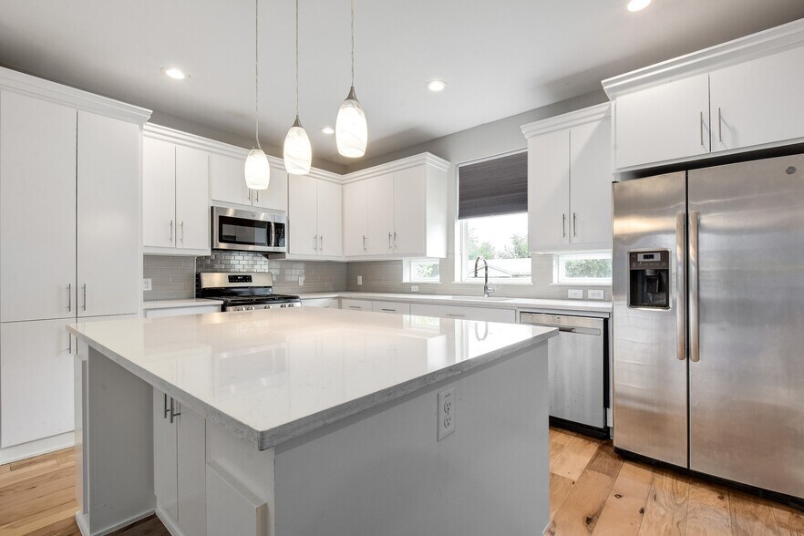 More Photos Of 4005 A/B Clawson Rd, Austin Specialty For Sale