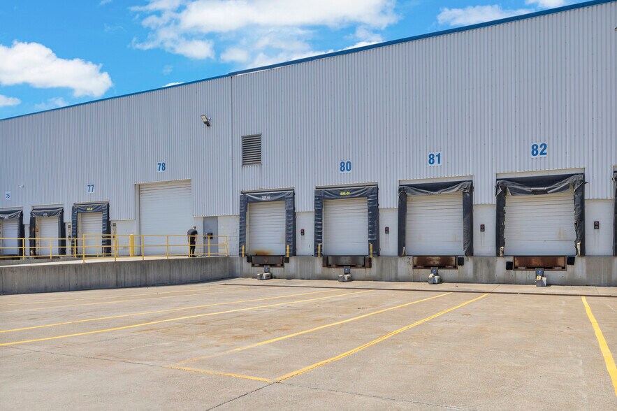 More Photos Of 599 Sprucewood Ave, Windsor Warehouse For Lease