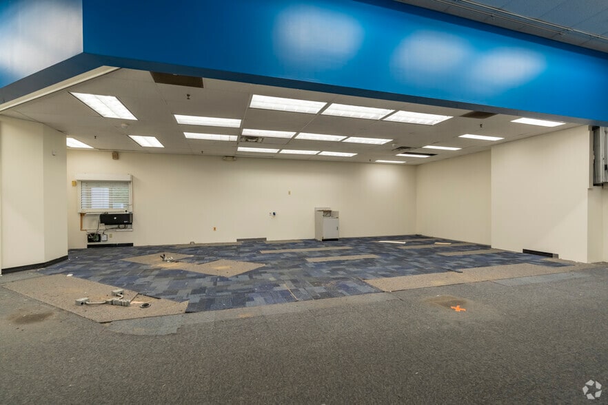 More Photos Of 5118 S Martin Luther King Jr Blvd, Lansing Drugstore For Sale