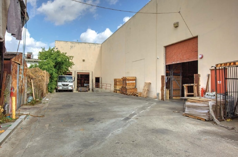 More Photos Of 711 E Rosecrans Ave, Los Angeles Manufacturing For Lease