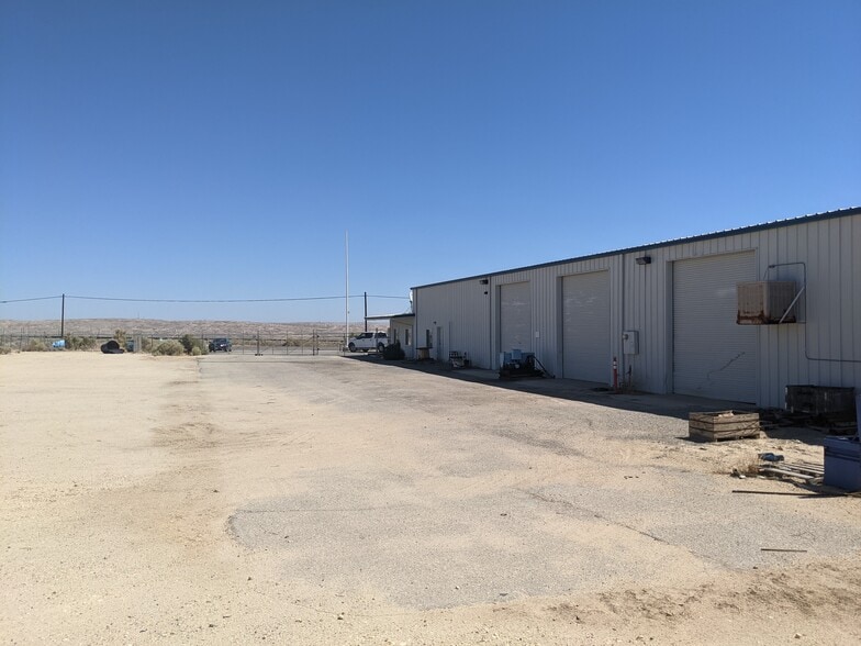 More Photos Of 1537 Kern St, Taft Warehouse For Lease