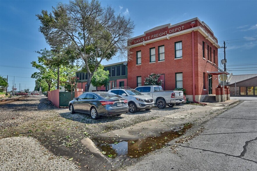 More Photos Of 214 S Austin St, Brenham Office Residential For Lease